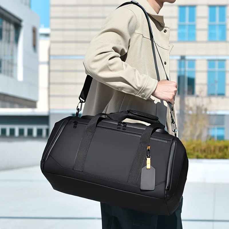 homme transportant sac de voyage homme epaule