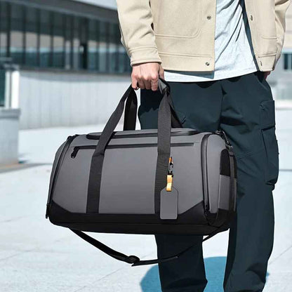 homme transportant sac de voyage homme main